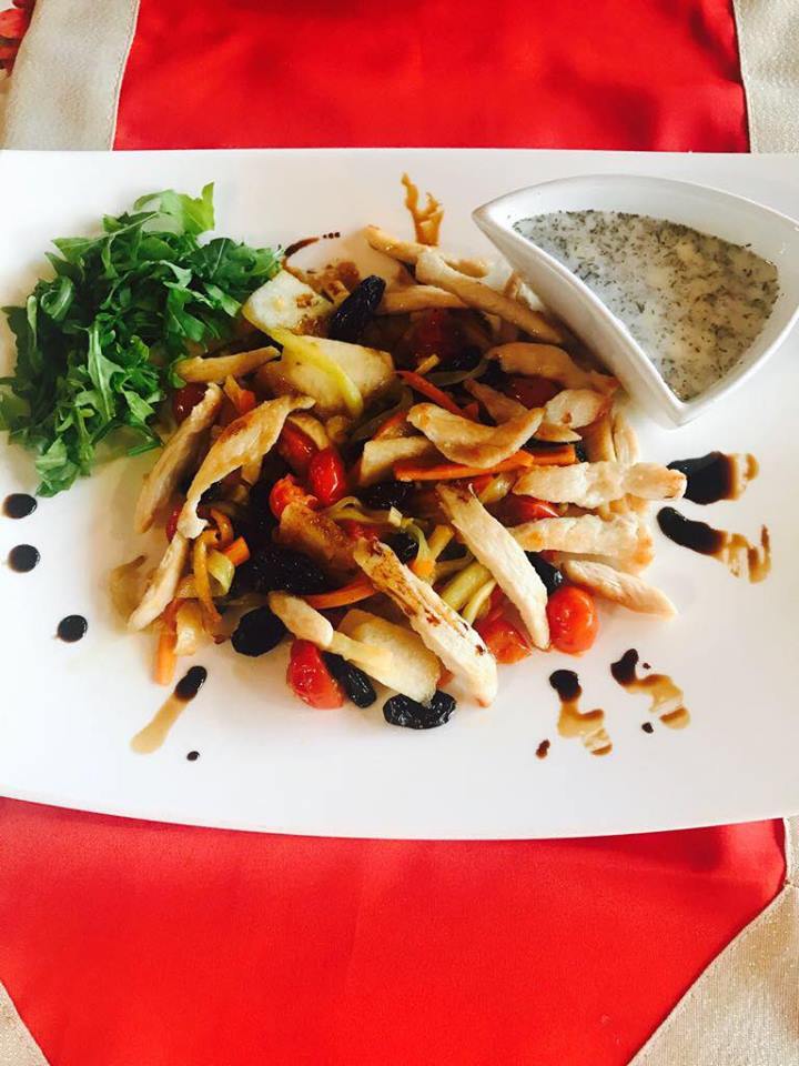 piept de pui cu legume stafide si pere