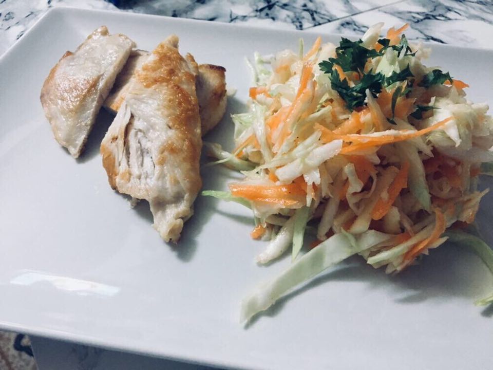 piept de pui cu salata de cruditati